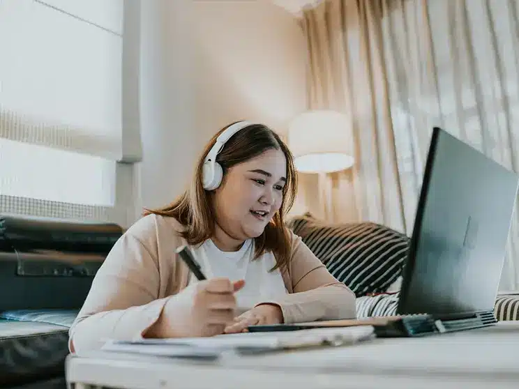 a female college student studying for an online MBA degree